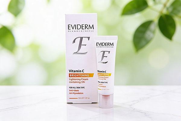 کرم روشن کننده اویدرم ویتامین C روی سطح مرمر سفید