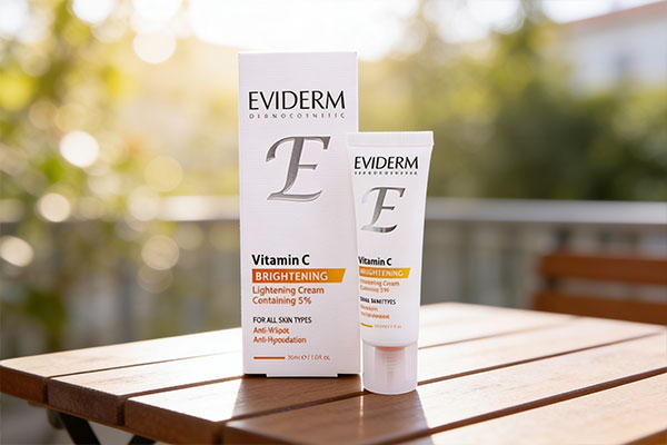 کرم ویتامین سی روشن کننده اویدرم کنار لیوان آب و لیمو