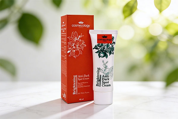 تصویر کرم ضد لک روشن کننده کاسمکولوژی روی سطح مرمر سفید