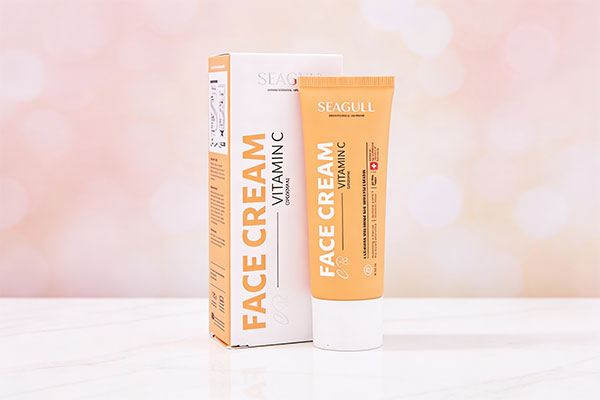 کرم ویتامین سی سی گل روی سطح مرمر سفید