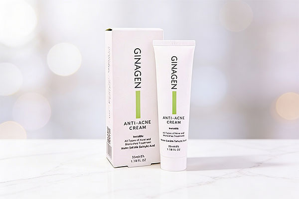 کرم ضد جوش ژیناژن 35 میلی لیتر روی سطح مرمر سفید