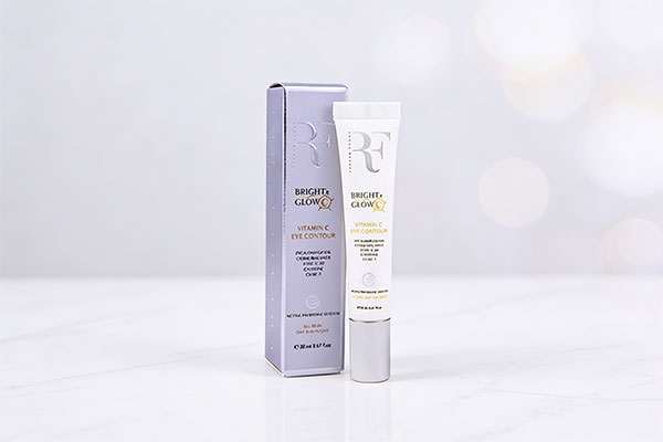 کرم روشن کننده دور چشم ویتامین سی رویال فم روی سطح مرمر سفید