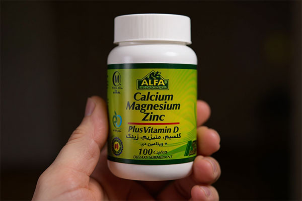 نمای نزدیک از قرص کلسیم منیزیم زینک و ویتامین دی آلفا ویتامینز