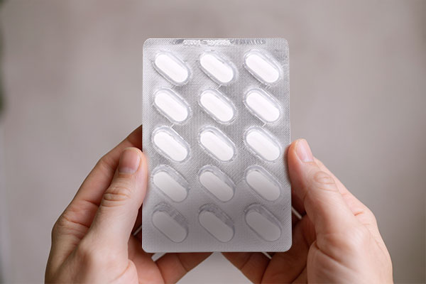 قرص کلسی نورم پلاس فیشر فلکسان در دست