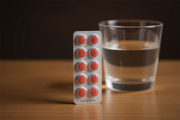 تصویر قرص گلوبیفر پلاس کنار لیوان آب