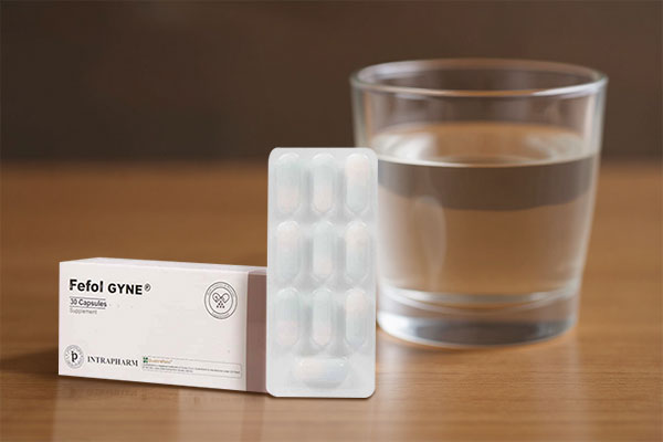 تصویر کپسول ففول گاین اینترافارم کنار لیوان آب