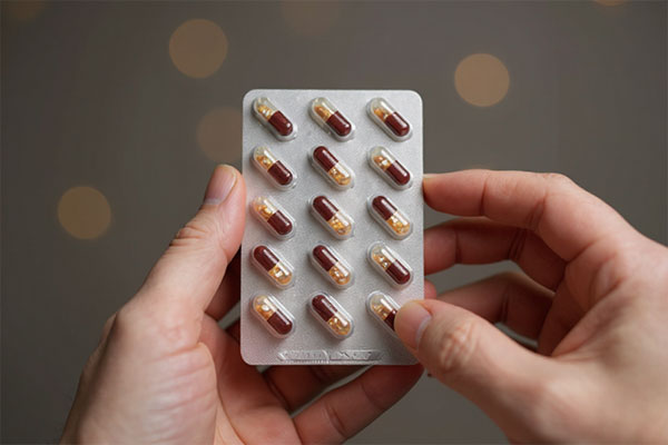 کپسول فرومور ویتامور در دست