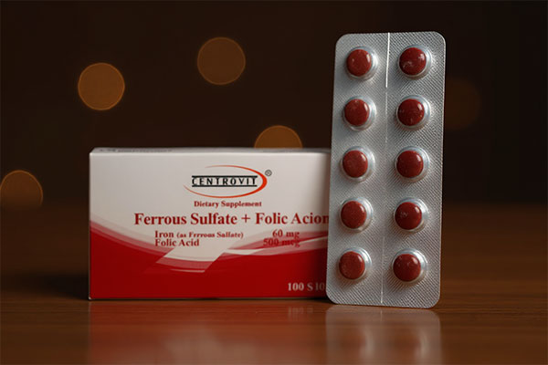 قرص فروس سولفات و فولیک اسید سنتروویت روی میز