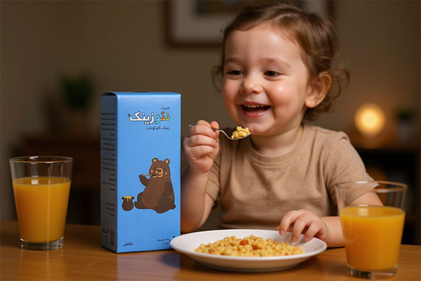 کودک در حال مصرف شربت نئوزینک الحاوی