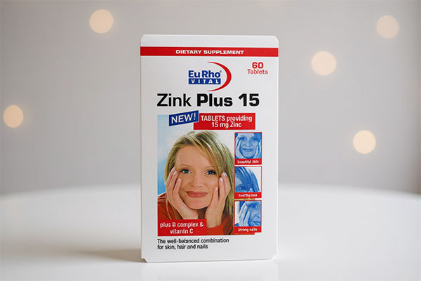 قرص زینک پلاس 15 میلی گرم یوروویتال روی سطح سفید