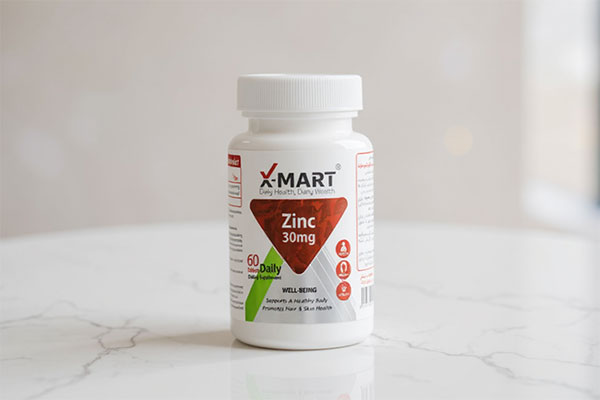بسته‌بندی قرص زینک 30 میلی گرم ایکس مارت روی سطح مرمر سفید