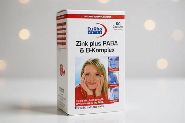 قرص زینک پلاس پابا یوروویتال روی سطح سفید