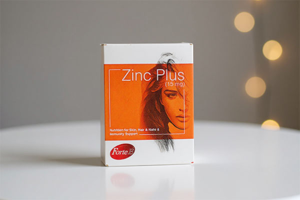 قرص زینک پلاس فورت ای 15 میلی گرم سمر طب درمان روی سطح سفید