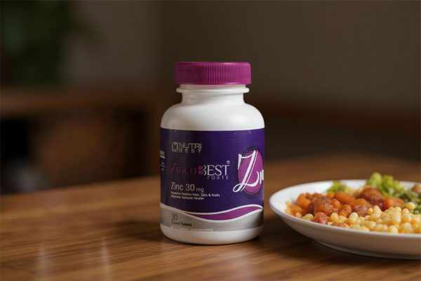 قرص زینکوبست فورت نوتری بست در کنار صبحانه سالم