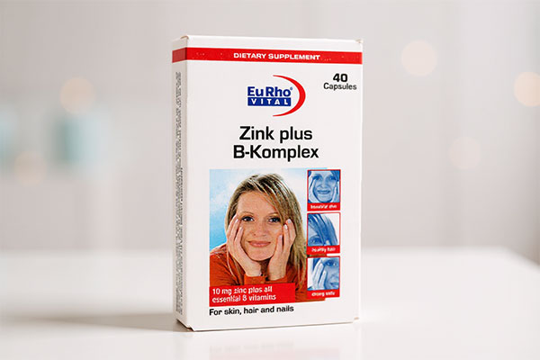 کپسول زینک پلاس ب کمپلکس یوروویتال 60 عددی روی سطح سفید