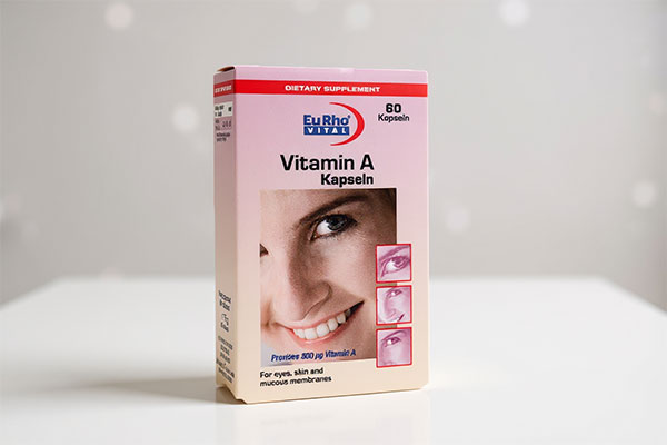 کپسول ویتامین آ یوروویتال روی سطح سفید