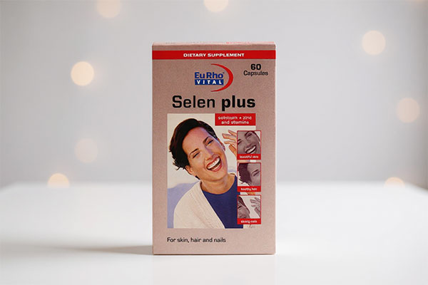 کپسول سلن پلاس یوروویتال 60 عددی روی سطح سفید