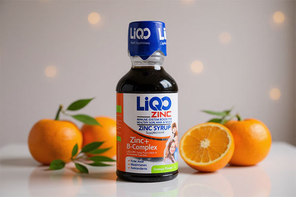 بطری شربت لیکو زینک ابیان فارمد با پرتقال و برگ‌های سبز
