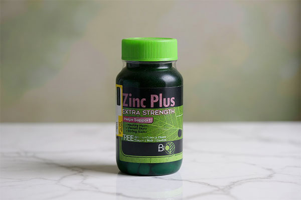 قرص زینک پلاس اکسترا استرنگ بایو فرمولا روی سطح سفید