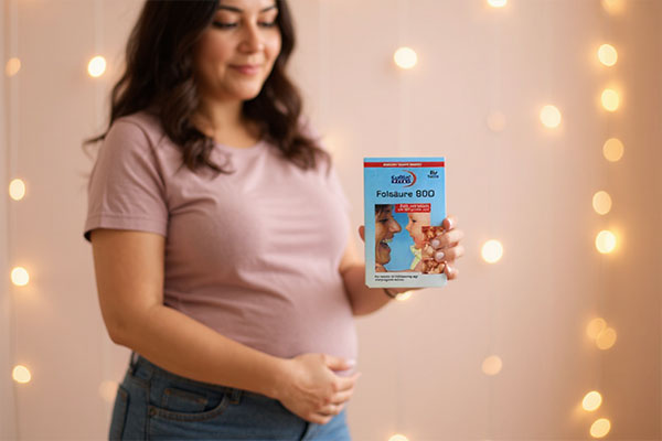تصویر زنی باردار با قرص فولیک اسید یوروویتال