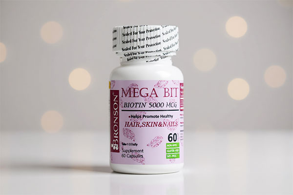 کپسول مگابیت بیوتین 5000 برونسون روی سطح سفید