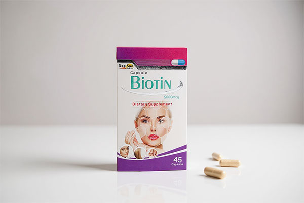 کپسول بیوتین 5000 دی سان فارما روی سطح سفید