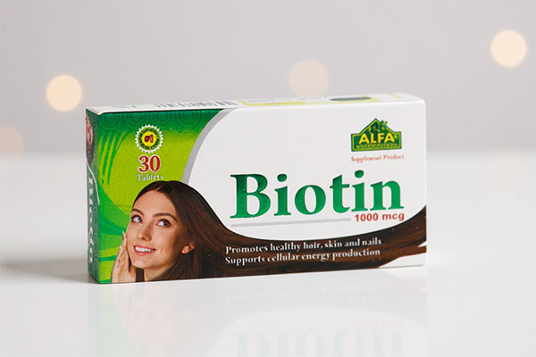 قرص بیوتین 1000 آلفا ویتامینز روی سطح سفید