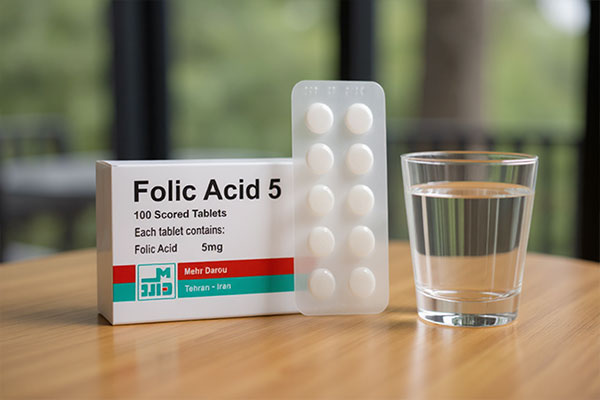 قرص فولیک اسید 5 مهردارو کنار لیوان آب
