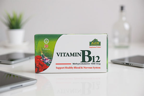 قرص ویتامین B12 آلفا ویتامینز 1000 میکروگرمی روی سطح سفید