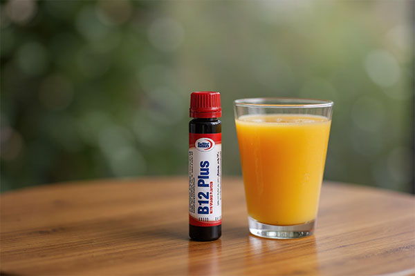 ویال خوراکی ویتامین B12 پلاس یوروویتال کنار آبمیوه