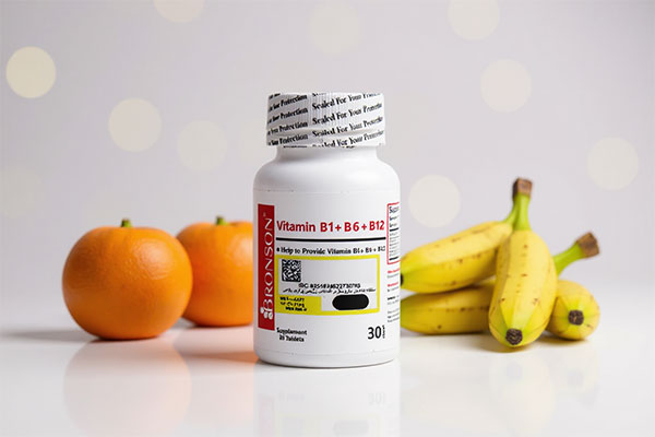تصویر قرص ویتامین ب1 و ب6 و ب12 برونسون روی سطح سفید