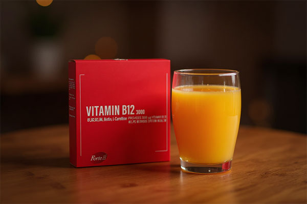 ویال ویتامین ب12 فورت ای کنار آبمیوه پرتقال