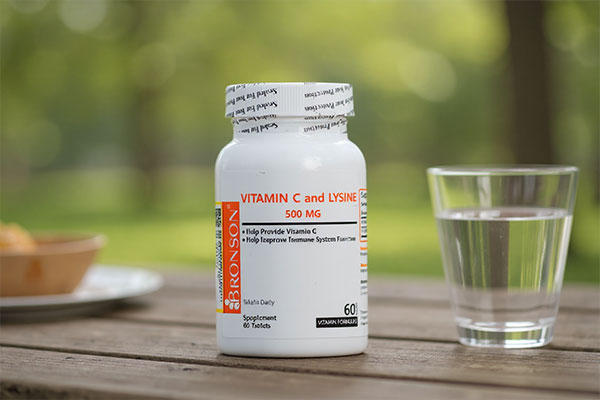 تصویر قرص ویتامین ث و لیزین برونسون کنار لیوان آب