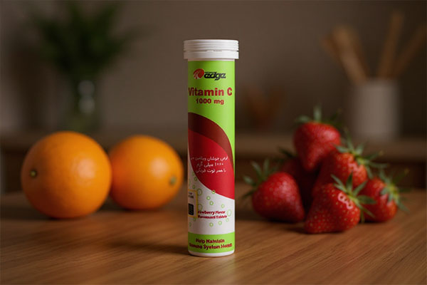 بسته‌بندی قرص جوشان ویتامین سی پرفرمنس اج کنار میوه‌های تازه