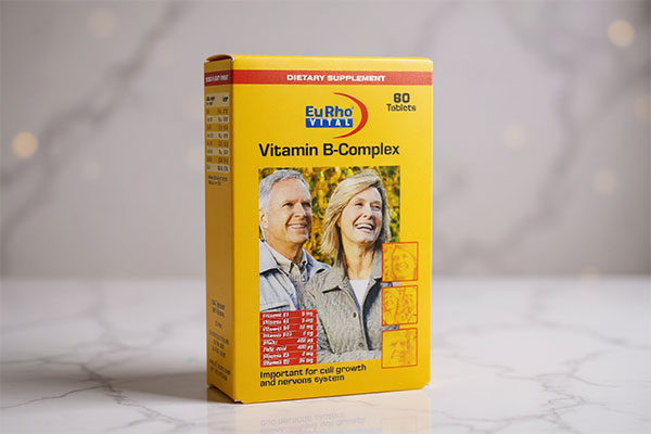 تصویر قرص ویتامین ب کمپلکس یوروویتال روی سطح مرمر سفید