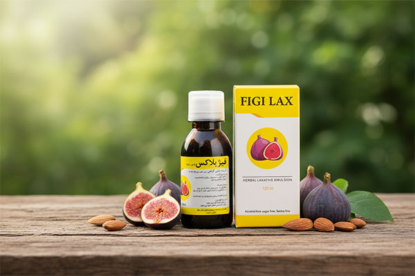 شربت انجیر فیژیلاکس نیاک روی میز چوبی با انجیر و بادام