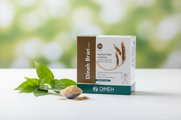 پودر دینه برن با برگهای سبز و قاشق اندازهگیری