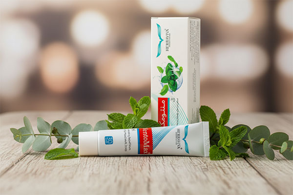 تصویر ژل منتومکس هرباویوا با گیاهان دارویی