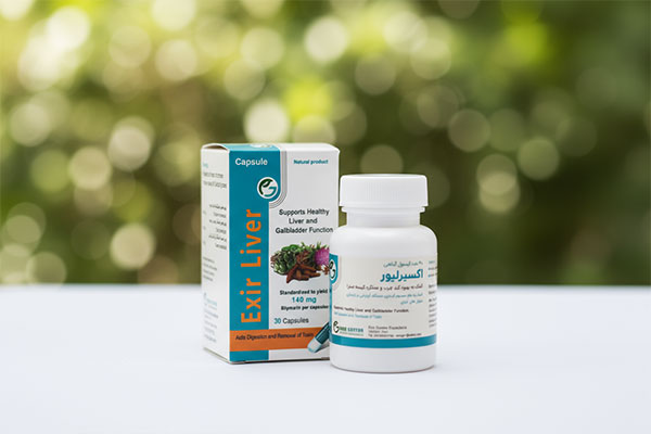 کپسول اکسیر لیور اکسیر گستر اسپادانا روی سطح سفید