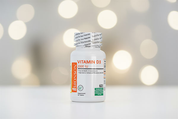 قرص ویتامین D3 2000 برونسون روی سطح سفید
