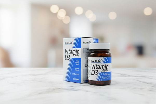 قرص ویتامین D3 1000 هلث اید روی سطح سفید