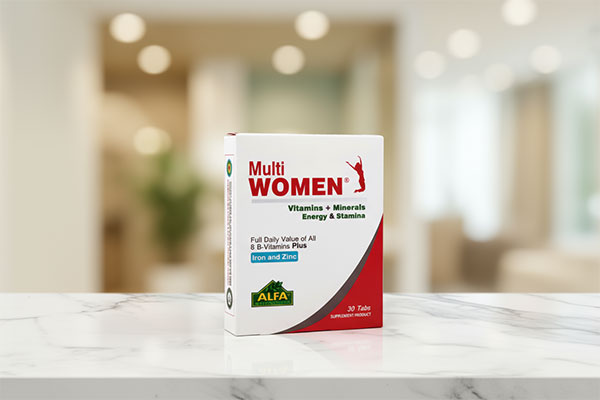 قرص مولتی وومن آلفا ویتامینز 30 عددی روی سطح سفید