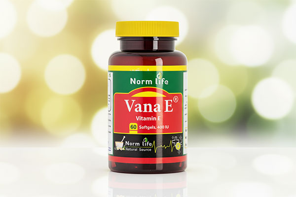 کپسول وانا ای ویتامین E 400 نورم لایف روی سطح سفید