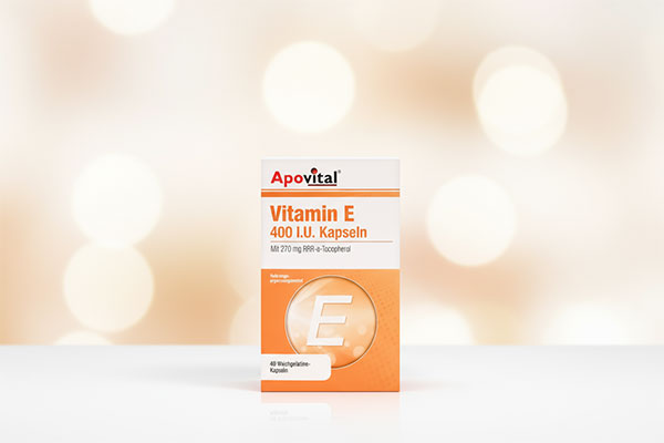 کپسول ویتامین ای آپوویتال روی سطح سفید