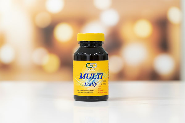 قرص مولتی دیلی دکتر گیل روی سطح سفید