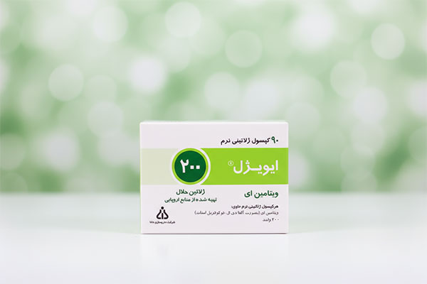 کپسول ویتامین ای ایویژل 200 دانا روی سطح سفید