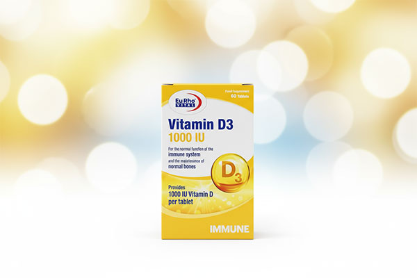 قرص ویتامین D3 1000 یوروویتال روی سطح سفید