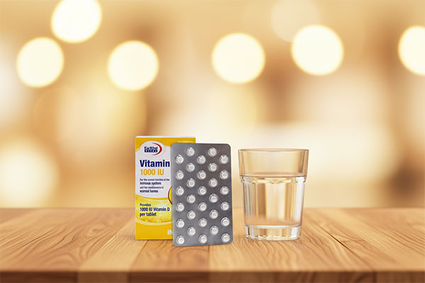 قرص ویتامین D3 1000 یوروویتال کنار لیوان آب