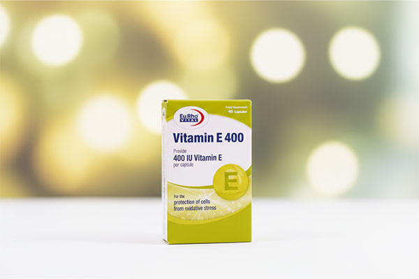 کپسول ویتامین ای 400 یوروویتال روی سطح سفید