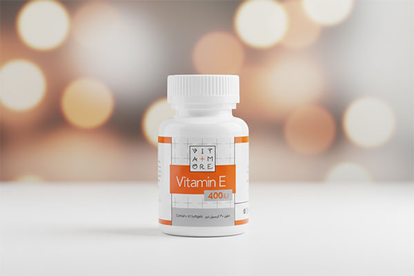 تصویر کپسول ویتامین ای 400 ویتامور روی سطح سفید